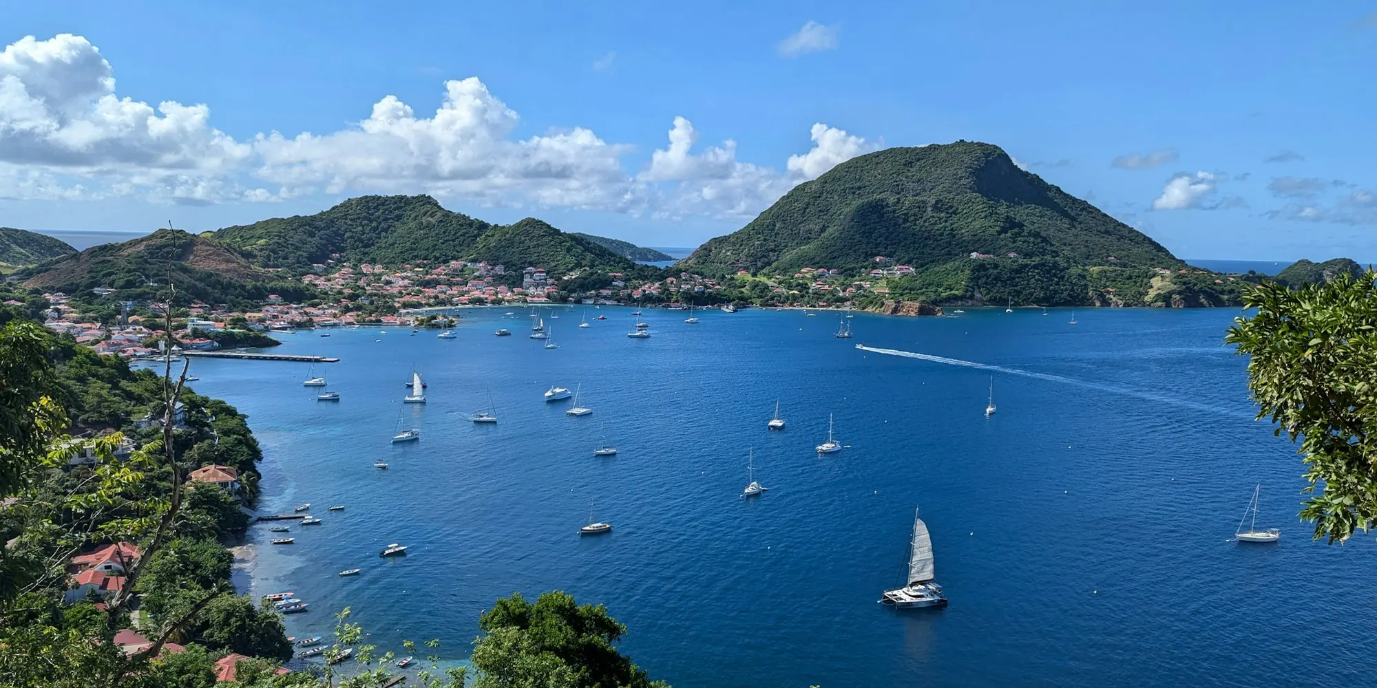 La baie des Saintes, en Guadeloupe : voiliers au mouillage, bourg aux toits rouges et mornes